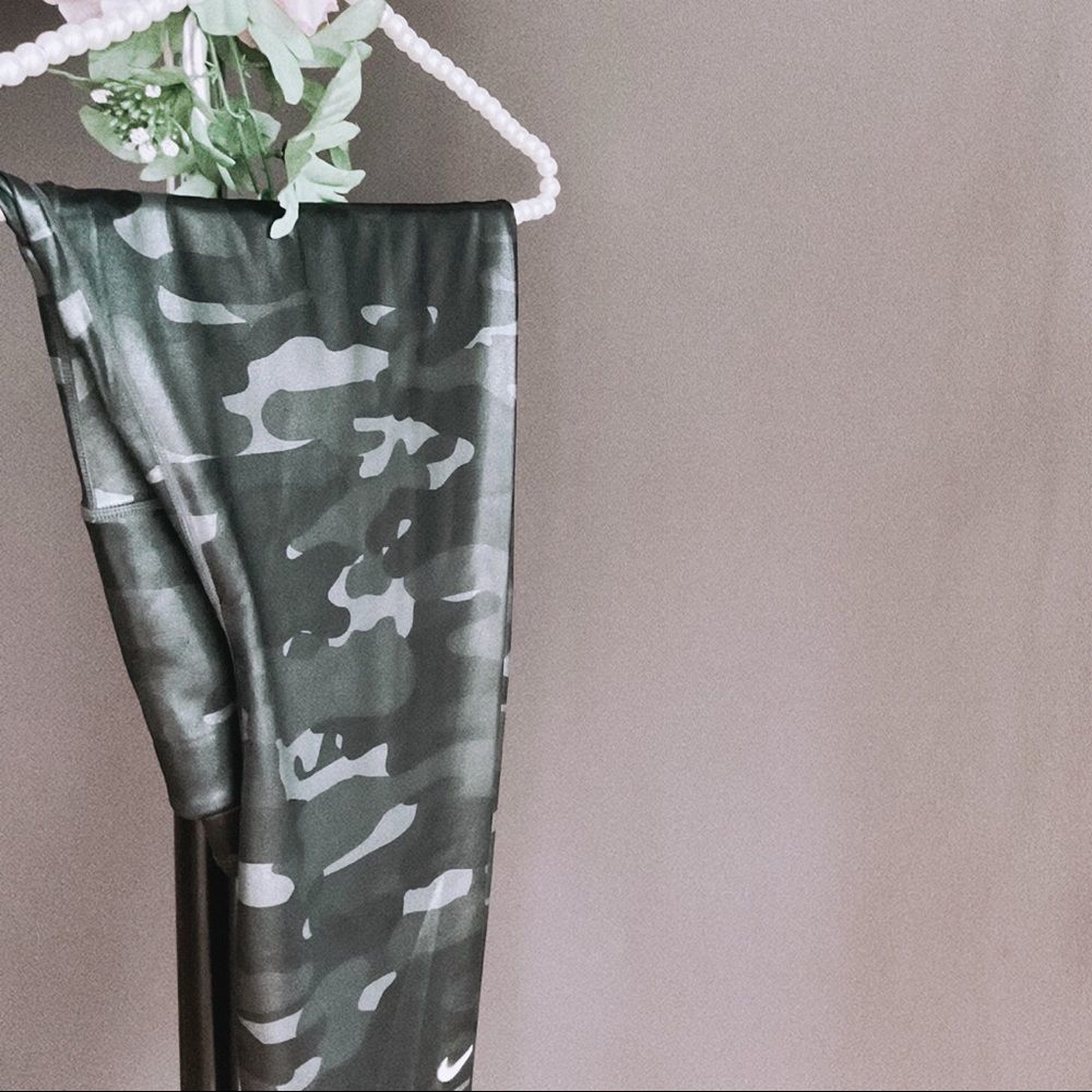 ☑️Nike Women's Dri-FIT One Mid-Rise Camo Leggings☑️